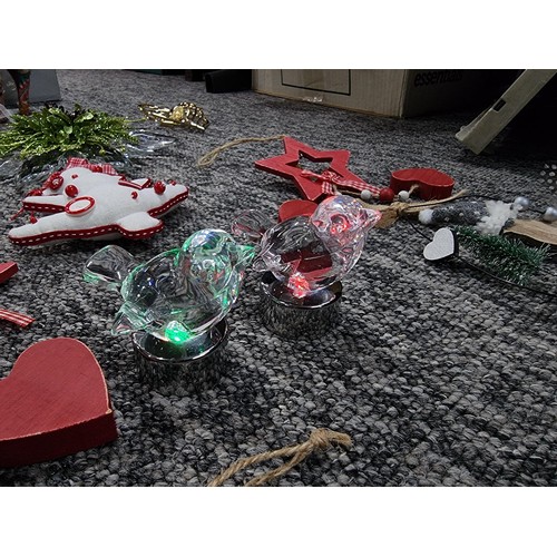 653 - Quantity of good Christmas decoration to include some good collectable pieces featuring glass light ... 