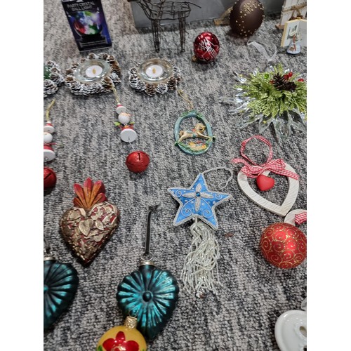 653 - Quantity of good Christmas decoration to include some good collectable pieces featuring glass light ... 