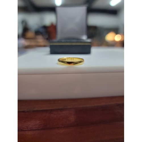 496C - Hallmarked 22ct yellow gold plain wedding band ring in very clean shiny condition with a display box... 