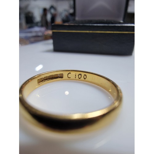 496C - Hallmarked 22ct yellow gold plain wedding band ring in very clean shiny condition with a display box... 