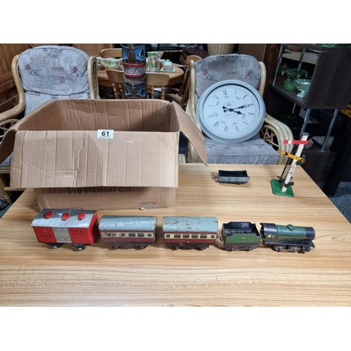 61 - A Hornby O gauge trainset to include a Hornby 60985 loco and tender, 2 coaches, central pacific roll... 