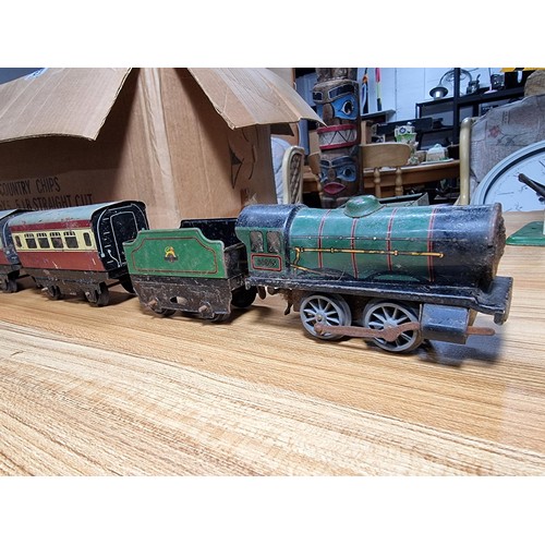 61 - A Hornby O gauge trainset to include a Hornby 60985 loco and tender, 2 coaches, central pacific roll... 