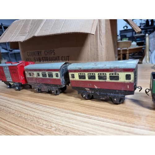 61 - A Hornby O gauge trainset to include a Hornby 60985 loco and tender, 2 coaches, central pacific roll... 