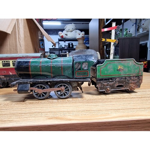 61 - A Hornby O gauge trainset to include a Hornby 60985 loco and tender, 2 coaches, central pacific roll... 