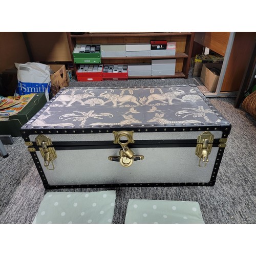 87 - Good quality vintage travellers trunk with padlock in good order along with a pair of white and gree... 