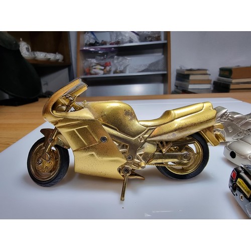 141 - A collection of 5x novelty collectable lighters in the form of motorcycles and cars to include a lar... 