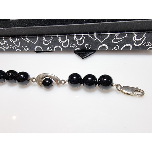 147 - 925 silver bracelet featuring Onyx round beads in good condition 7.5