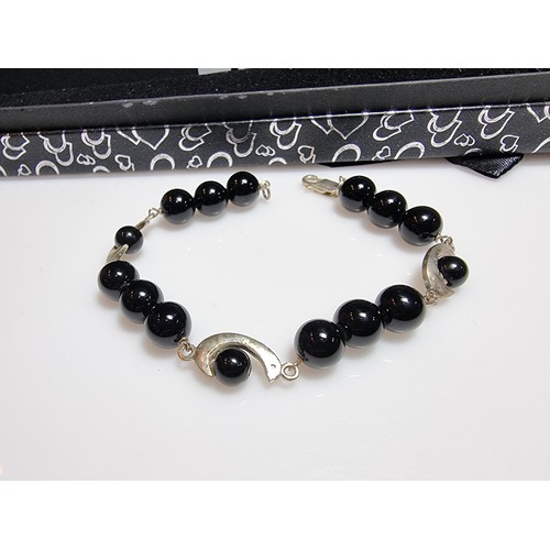 147 - 925 silver bracelet featuring Onyx round beads in good condition 7.5