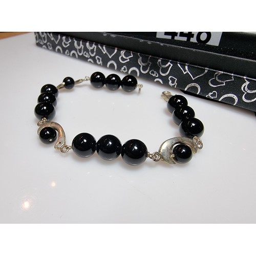 147 - 925 silver bracelet featuring Onyx round beads in good condition 7.5