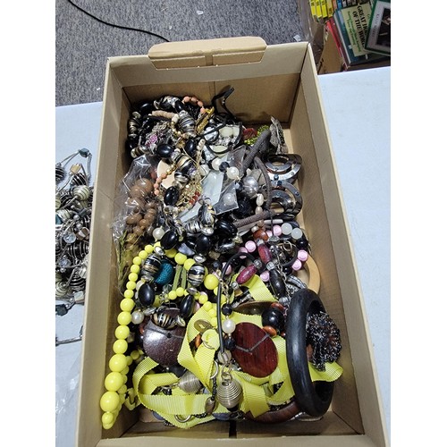 121 - Large quantity of costume jewellery necklaces inc beaded, metal stars, chokers, etc