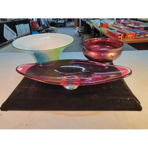 124 - 3x good collectable studio glass ware items inc 2x cranberry glass pieces and a blue and green vase ... 