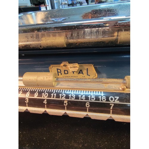 125 - Set of Royal vintage scales complete with tray and slide weights in good order weighs 1oz - 10lbs