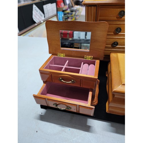 126 - Quantity of wooden jewellery boxes inc a 4 drawer jewellery chest with lift up lid showing compartme... 