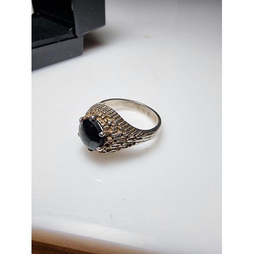 154 - An unusual vintage 925 silver ring with a retro design inset with a black stone, in good clean condi... 