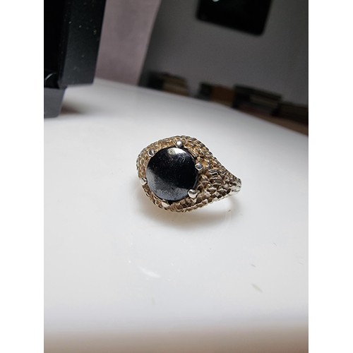 154 - An unusual vintage 925 silver ring with a retro design inset with a black stone, in good clean condi... 