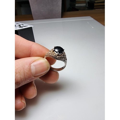 154 - An unusual vintage 925 silver ring with a retro design inset with a black stone, in good clean condi... 