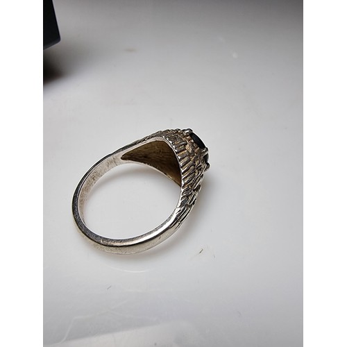 154 - An unusual vintage 925 silver ring with a retro design inset with a black stone, in good clean condi... 