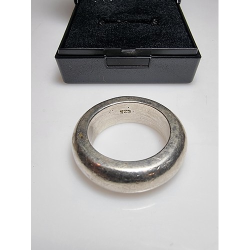 158 - A very chunky unusual 925 silver ring of a good weight, the ring band is 7mm wide and has a weight o... 