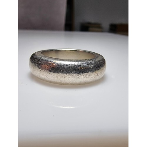 158 - A very chunky unusual 925 silver ring of a good weight, the ring band is 7mm wide and has a weight o... 