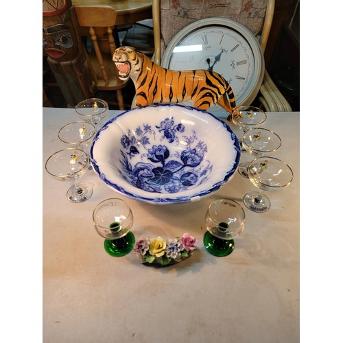 358 - Quantity of collectables inc a large blue and white floral Wedgwood bowl along with a quantity of 6x... 