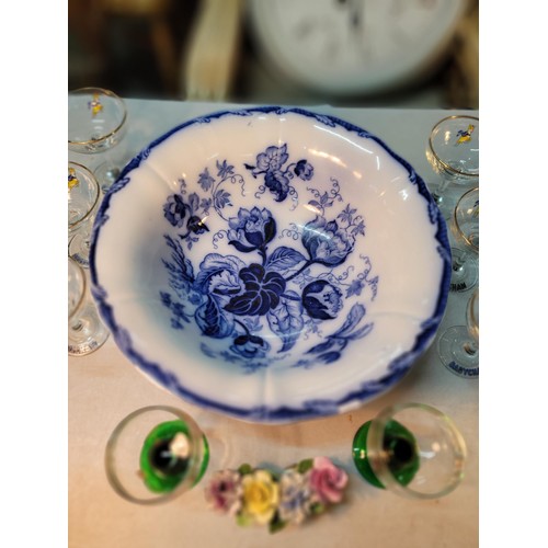 358 - Quantity of collectables inc a large blue and white floral Wedgwood bowl along with a quantity of 6x... 