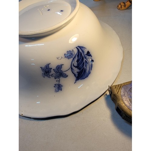 358 - Quantity of collectables inc a large blue and white floral Wedgwood bowl along with a quantity of 6x... 