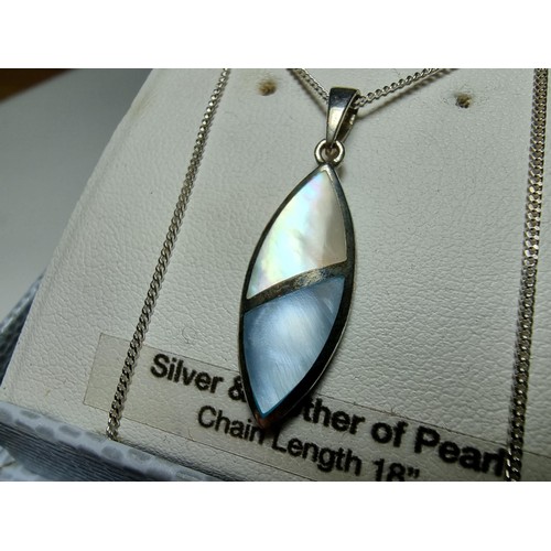 170 - An as new 925 silver pendant inset with Mother of pearl of two colours on an 18