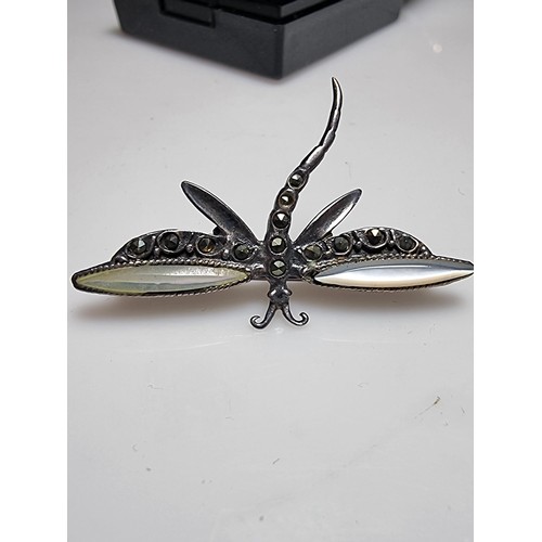 176 - A pretty 925 silver dragonfly brooch inset with mother of pearl on the wings and marcasite stones, i... 