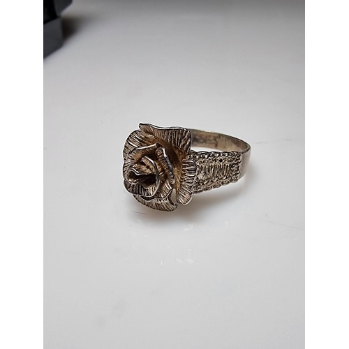 177 - A pretty 925 silver hand crafted rose ring with a shaped rose to the centre and a bark effect on the... 