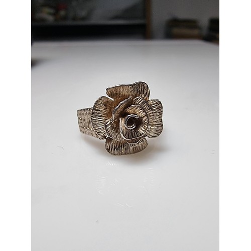 177 - A pretty 925 silver hand crafted rose ring with a shaped rose to the centre and a bark effect on the... 