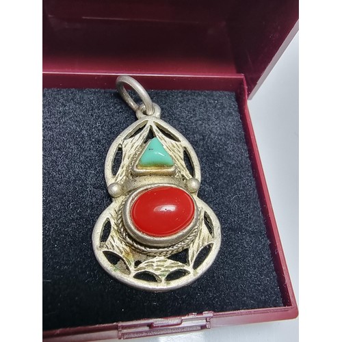 185 - A good quality vintage 925 silver Native American Navajo style pendant inset with genuine red coral ... 