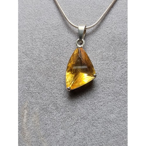 186 - A pretty 925 silver pendant inset with a large genuine citrine stone set on an 18