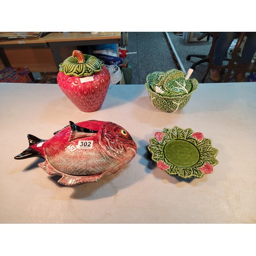 302 - 3x decorative ceramic dishes inc a strawberry formed serving bowl on plate, cabbage leaf serving bow... 