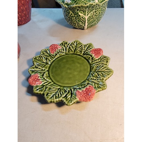 302 - 3x decorative ceramic dishes inc a strawberry formed serving bowl on plate, cabbage leaf serving bow... 