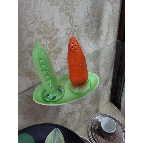 306 - Quantity of collectables inc a Carlton Ware cruet set, in the form of a carrot and pea pod, pair of ... 