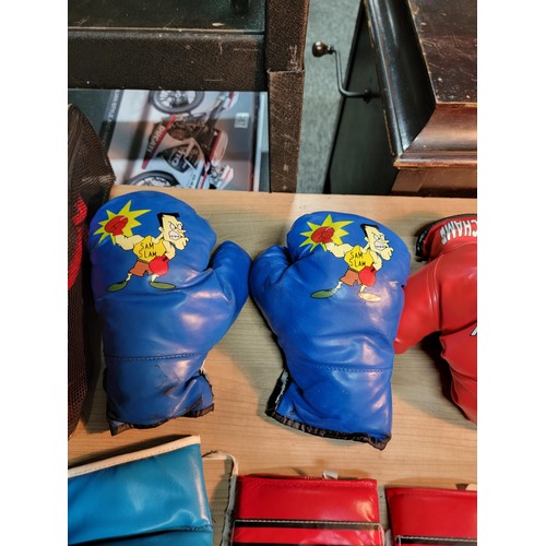 4 Pairs of Pre Loved the Original Lonsdale London Boxing Gloves 