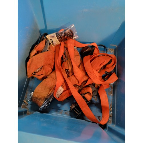 425 - Box containing a quantity of accessories inc ratchet straps, rope, bulldog clips etc