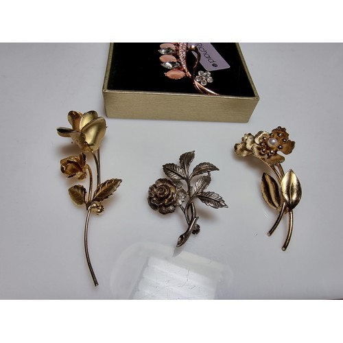 191 - A collection of 4x flower brooches to include a sterling silver rose brooch, a gold on sterling silv... 