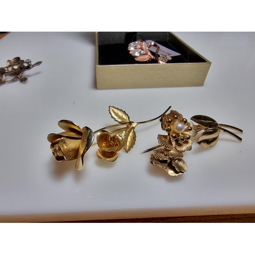 191 - A collection of 4x flower brooches to include a sterling silver rose brooch, a gold on sterling silv... 