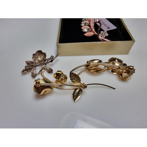 191 - A collection of 4x flower brooches to include a sterling silver rose brooch, a gold on sterling silv... 