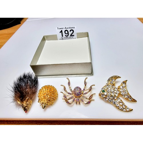 192 - A collection of 4 interesting animal related brooches to include a mouse brooch with fur, a large gi... 