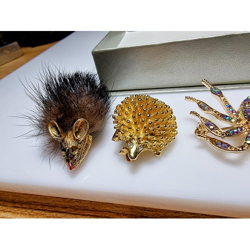 192 - A collection of 4 interesting animal related brooches to include a mouse brooch with fur, a large gi... 