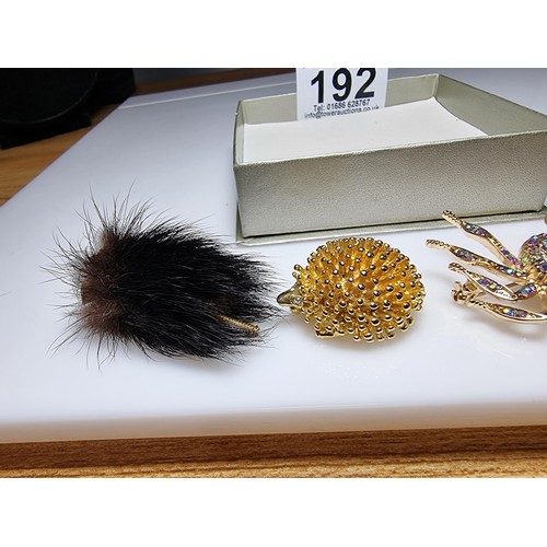 192 - A collection of 4 interesting animal related brooches to include a mouse brooch with fur, a large gi... 