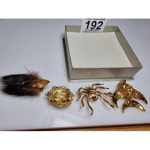 192 - A collection of 4 interesting animal related brooches to include a mouse brooch with fur, a large gi... 