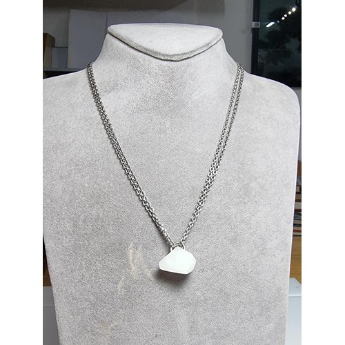 199 - A good quality 925 silver necklace to include a polished rough cut white chalcedony stone pendant on... 