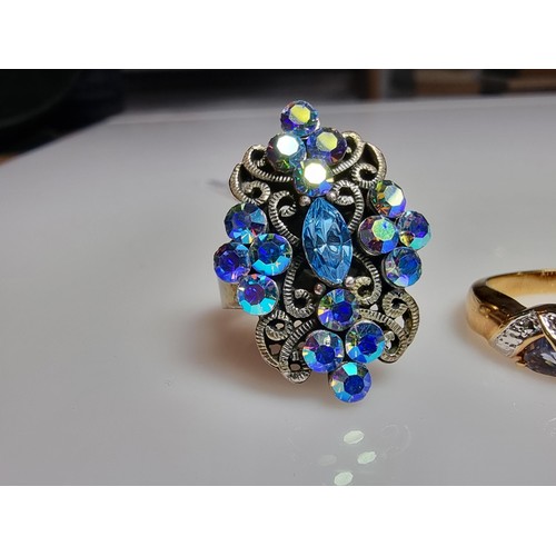 200 - 5x good quality costume dress rings to include a 925 silver ring inset with a large round blue stone... 