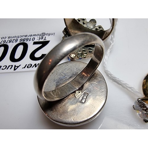 200 - 5x good quality costume dress rings to include a 925 silver ring inset with a large round blue stone... 