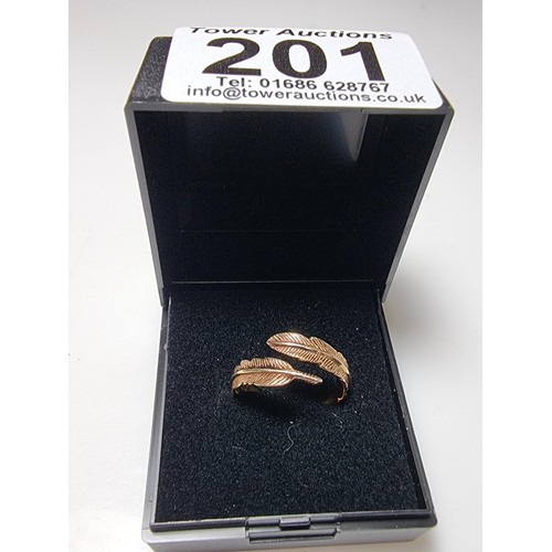 201 - A gold plated on 925 silver feather formed expandable ring. In good clean condition, boxed. Size M a... 