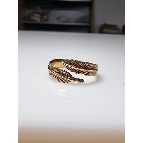 201 - A gold plated on 925 silver feather formed expandable ring. In good clean condition, boxed. Size M a... 