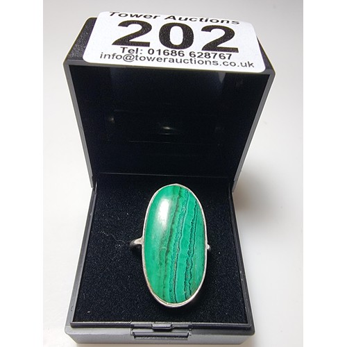 202 - A 925 silver dress ring inset with a large oblong malachite stone presenting a god natural grain. Ap... 